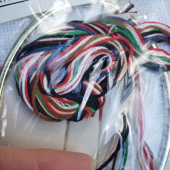 Vintage Paragon Needlecraft - Counted Cross Stitch Oval Kit - Carolers - Picture 10 of 12